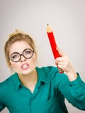 Femme fâchée de professeur tenant le grand crayon Images stock Femme fâchée de professeur tenant le grand crayon Images stock
