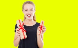 Femme heureuse avec des boîte-cadeau d'isolement sur le fond jaune, concept de vacances de Noël photo stock Femme heureuse avec des boîte-cadeau d'isolement sur le fond jaune, concept de vacances de Noël photo stock