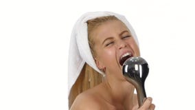 Femme heureuse chantant sous la douche Fermez-vous, lent clips vidéos Femme heureuse chantant sous la douche Fermez-vous, lent clips vidéos