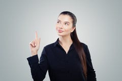 Femme heureuse d'affaires se dirigeant sur le fond gris Portrait amical de femme photo stock Femme heureuse d'affaires se dirigeant sur le fond gris Portrait amical de femme photo stock