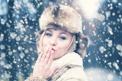 Femme heureuse en hiver de neige avec amour images libres de droits Femme heureuse en hiver de neige avec amour images libres de droits