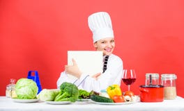 femme heureuse faisant cuire la nourriture saine par recette Menu de caf? dieting Femme dans le chapeau de cuisinier chef profess images libres de droits femme heureuse faisant cuire la nourriture saine par recette Menu de caf? dieting Femme dans le chapeau de cuisinier chef profess images libres de droits
