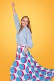 Femme heureuse intelligente dans l'équipement coloré images stock Femme heureuse intelligente dans l'équipement coloré images stock