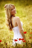 Femme heureuse sur une zone avec des fleurs images libres de droits Femme heureuse sur une zone avec des fleurs images libres de droits