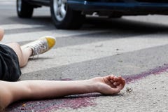 Femme inconsciente à la scène d'accidents photos libres de droits Femme inconsciente à la scène d'accidents photos libres de droits