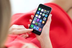 Femme jugeant le nouvel espace de l'iPhone 6 gris dans la main photographie stock Femme jugeant le nouvel espace de l'iPhone 6 gris dans la main photographie stock