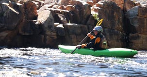 Femme kayaking en rivière 4k banque de vidéos Femme kayaking en rivière 4k banque de vidéos