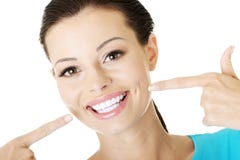 Femme lui affichant les dents parfaites. photographie stock libre de droits Femme lui affichant les dents parfaites. photographie stock libre de droits