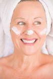 Femme mûre avec la lotion sur le visage Image libre de droits Femme mûre avec la lotion sur le visage Image libre de droits