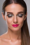 Femme magnifique avec les yeux fermés photographie stock Femme magnifique avec les yeux fermés photographie stock