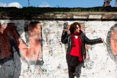 Femme magnifique posant avec le graffiti images libres de droits Femme magnifique posant avec le graffiti images libres de droits