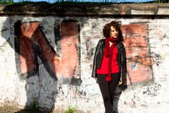 Femme magnifique posant avec le graffiti photos libres de droits Femme magnifique posant avec le graffiti photos libres de droits