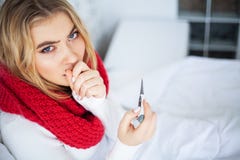 Femme malade avec la grippe Douleur de femme de se situer froid dans le lit avec photo stock Femme malade avec la grippe Douleur de femme de se situer froid dans le lit avec photo stock