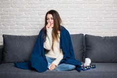 Femme malade avec le thermomètre Réaction d'allergie grippe Froid attrapé par femme Éternuement dans le tissu Mal de tête virus C photo stock Femme malade avec le thermomètre Réaction d'allergie grippe Froid attrapé par femme Éternuement dans le tissu Mal de tête virus C photo stock
