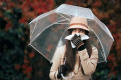 Femme malade tenant le parapluie en Autumn Rain Blowing Her Nose images stock Femme malade tenant le parapluie en Autumn Rain Blowing Her Nose images stock