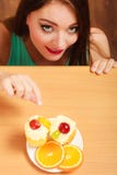 Femme mangeant le gâteau doux délicieux gluttony Photos stock Femme mangeant le gâteau doux délicieux gluttony Photos stock