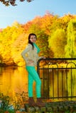 Femme marchant en parc pendant l'automne Photo libre de droits Femme marchant en parc pendant l'automne Photo libre de droits