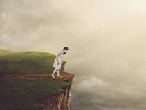 Femme marchant sur la falaise. Femme marchant sur la falaise.
