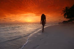 Femme marchant sur la plage photographie stock Femme marchant sur la plage photographie stock