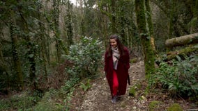 Femme marchant sur une traînée par le verger vert d'If-buis de forêt dans Khosta clips vidéos Femme marchant sur une traînée par le verger vert d'If-buis de forêt dans Khosta clips vidéos