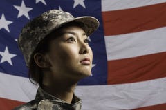 Femme militaire devant le drapeau des USA, femme militaire verticale devant le drapeau des USA, horizontal photographie stock Femme militaire devant le drapeau des USA, femme militaire verticale devant le drapeau des USA, horizontal photographie stock