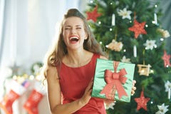 Femme moderne gaie près de cadeau de Noël de vert d'arbre de Noël image stock Femme moderne gaie près de cadeau de Noël de vert d'arbre de Noël image stock