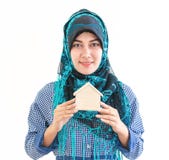 Femme musulmane tenant un modèle de maison pour le concept de logement images libres de droits Femme musulmane tenant un modèle de maison pour le concept de logement images libres de droits