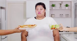Femme obèse confuse pour choisir la pizza ou la salade banque de vidéos Femme obèse confuse pour choisir la pizza ou la salade banque de vidéos