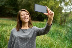 Femme parlant au téléphone en parc images stock Femme parlant au téléphone en parc images stock