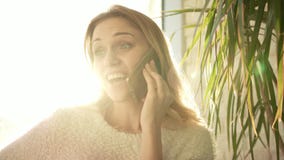 femme parlante de sourire de téléphone La femme heureuse ont la conversation mobile banque de vidéos femme parlante de sourire de téléphone La femme heureuse ont la conversation mobile banque de vidéos