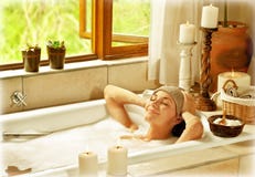 Femme prenant le bain photos libres de droits Femme prenant le bain photos libres de droits