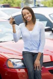 Femme prenant le véhicule neuf images libres de droits Femme prenant le véhicule neuf images libres de droits