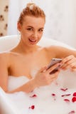 Femme prenant un bain photo stock Femme prenant un bain photo stock