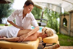 Femme recevant le plein massage de corps à la profession OC de salon de station thermale images libres de droits Femme recevant le plein massage de corps à la profession OC de salon de station thermale images libres de droits