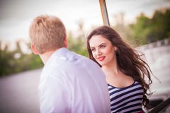 Femme regardant sur l'homme image libre de droits Femme regardant sur l'homme image libre de droits