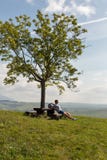 Femme s'asseyant sur la colline d'été près de Liptovsky Trnovec, Slovaquie photos libres de droits Femme s'asseyant sur la colline d'été près de Liptovsky Trnovec, Slovaquie photos libres de droits