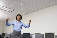 Femme sautant dans le bureau photographie stock libre de droits Femme sautant dans le bureau photographie stock libre de droits
