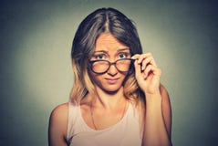 Femme sceptique confuse vous regardant avec la désapprobation photo stock Femme sceptique confuse vous regardant avec la désapprobation photo stock