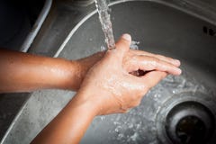 Femme se lavant les mains sous l'eau courante images stock Femme se lavant les mains sous l'eau courante images stock