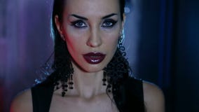 Femme sexy avec le maquillage de gala de soirée banque de vidéos Femme sexy avec le maquillage de gala de soirée banque de vidéos
