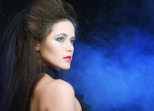 Femme sexy de brunette dans la fumée photos libres de droits Femme sexy de brunette dans la fumée photos libres de droits