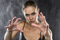 Femme sportive atteignant des mains vers l'appareil-photo image libre de droits Femme sportive atteignant des mains vers l'appareil-photo image libre de droits