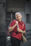 Femme supérieure, voyageur, partant pour un voyage photo stock Femme supérieure, voyageur, partant pour un voyage photo stock