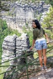 Femme sur la surveillance rocheuse Photographie stock libre de droits Femme sur la surveillance rocheuse Photographie stock libre de droits