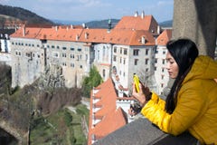 Femme sur le château de surveillance Photos libres de droits Femme sur le château de surveillance Photos libres de droits