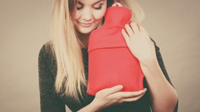 Femme tenant la bouteille d'eau d'un rouge ardent chaude photo libre de droits Femme tenant la bouteille d'eau d'un rouge ardent chaude photo libre de droits