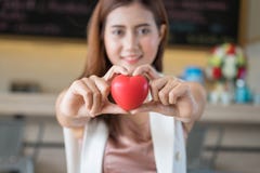 Femme tenant le coeur rouge dans des mains photo stock Femme tenant le coeur rouge dans des mains photo stock