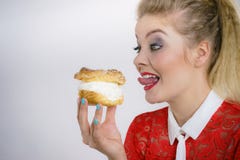 Femme tenant le dessert de petit gâteau avec de la crème Image libre de droits Femme tenant le dessert de petit gâteau avec de la crème Image libre de droits