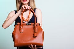 Femme tenant le sac à main en cuir brun Image libre de droits Femme tenant le sac à main en cuir brun Image libre de droits