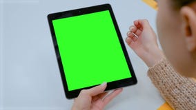 Femme touchant l'affichage vert d'écran tactile d'écran du comprimé numérique noir à la maison clips vidéos Femme touchant l'affichage vert d'écran tactile d'écran du comprimé numérique noir à la maison clips vidéos